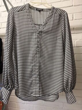 Express Black and White Houndstooth V-Neck Blouse